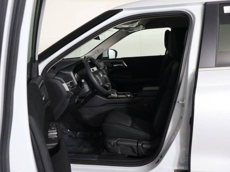 2026 Mitsubishi Outlander ES