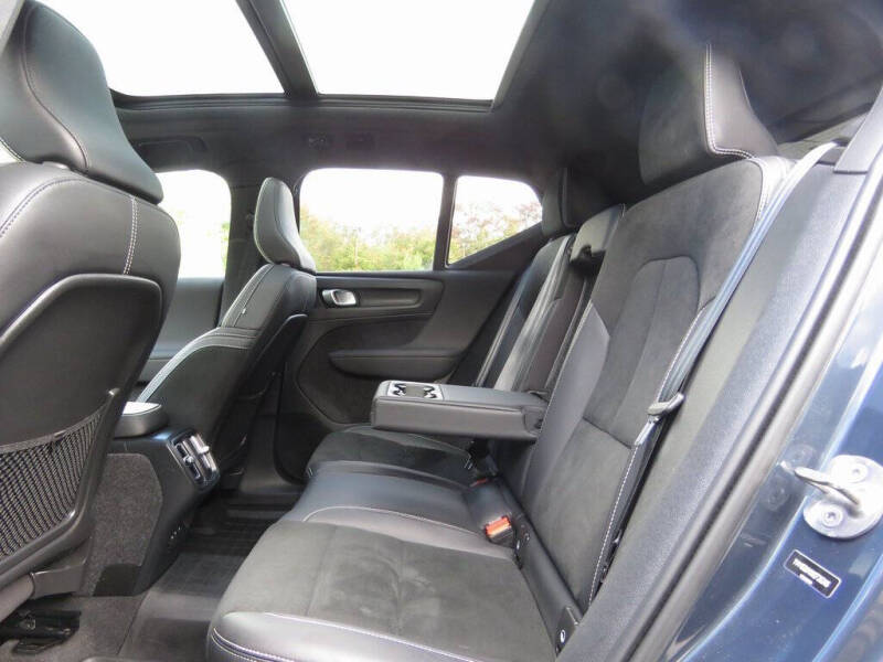 2022 Volvo XC40 T5 R-Design