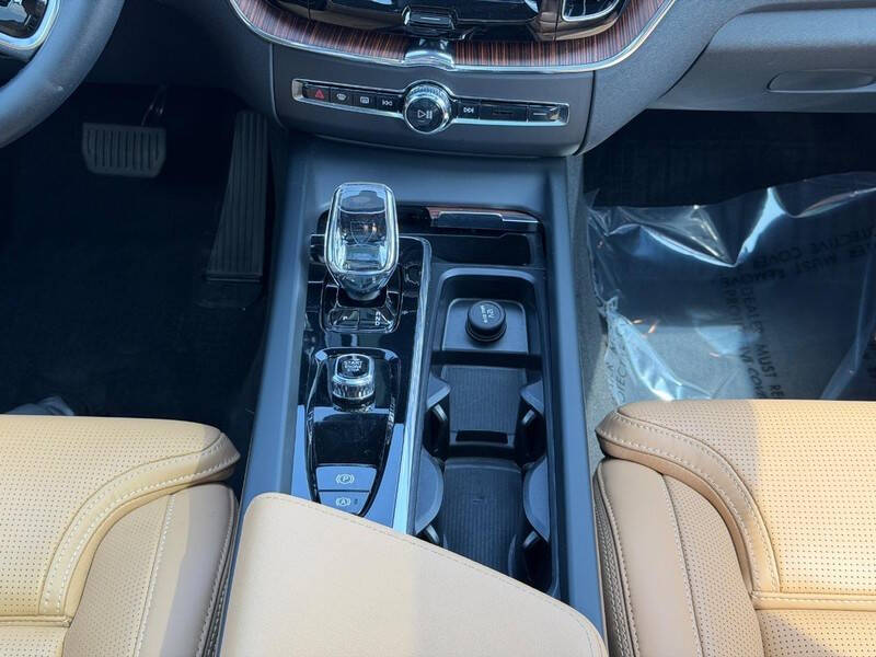 2023 Volvo XC60 B5 Ultimate Bright Theme