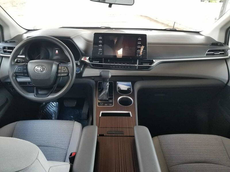 2022 Toyota Sienna LE 8-Passenger