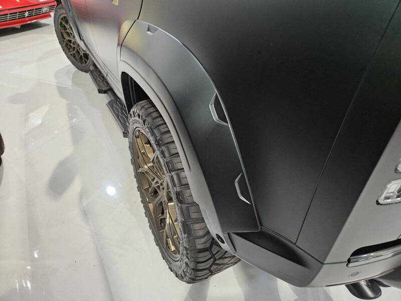 2025 Land Rover Defender 110 V8 P525