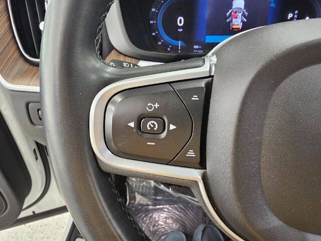 2022 Volvo XC60 B5 Momentum