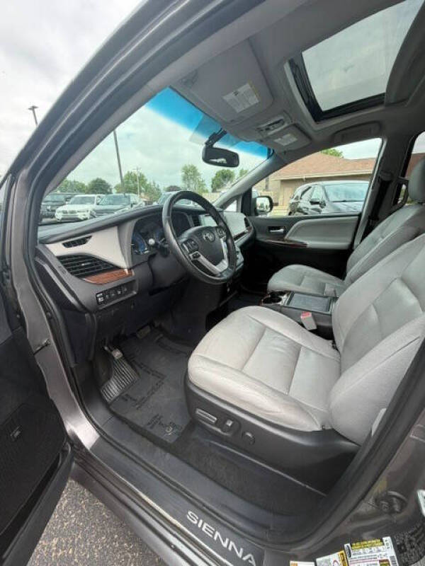 2017 Toyota Sienna Limited Premium 7-Passenger