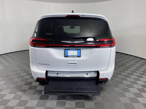 2024 Chrysler Pacifica Touring