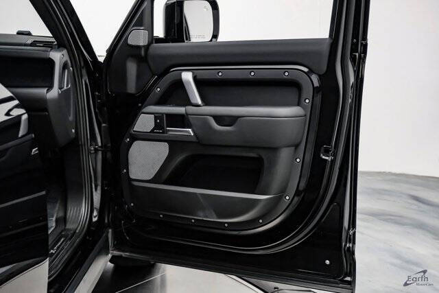 2024 Land Rover Defender 130 P400 X-Dynamic SE