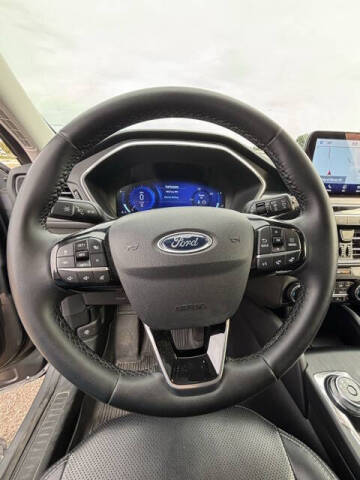 2022 Ford Escape Hybrid Titanium
