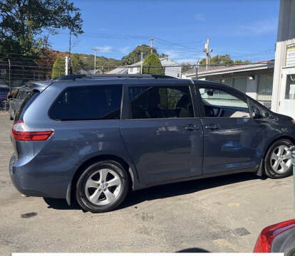 2017 Toyota Sienna LE 8-Passenger