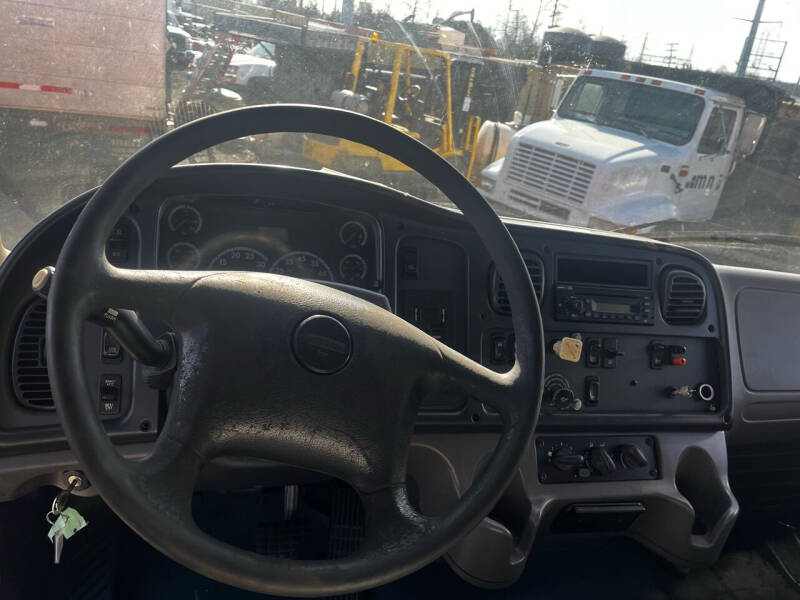 2010 Freightliner M2 106