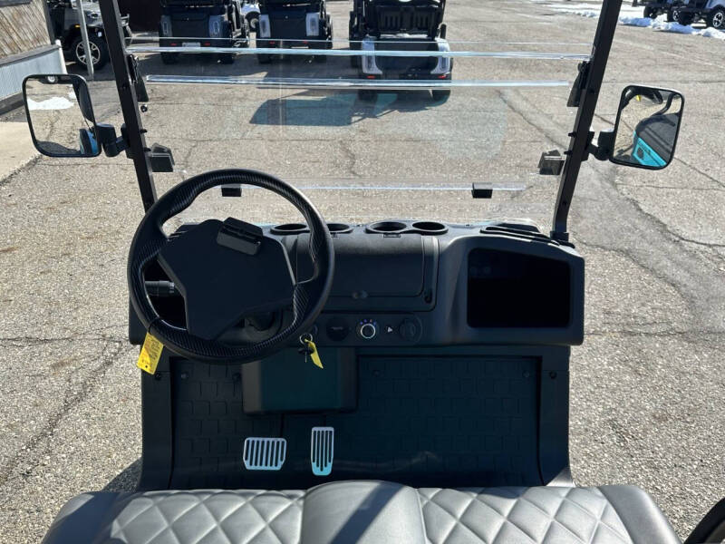2026 Teko EV Trophy Lite Lithium golfer