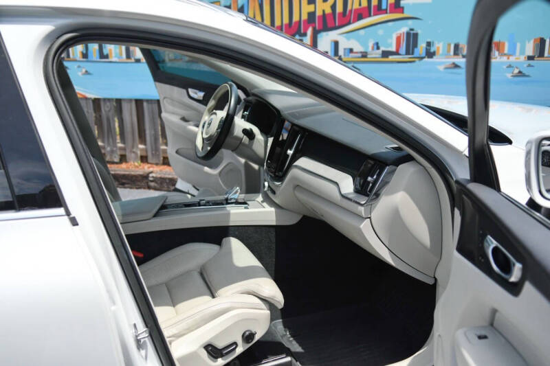 2023 Volvo XC60 B6 Ultimate Bright Theme