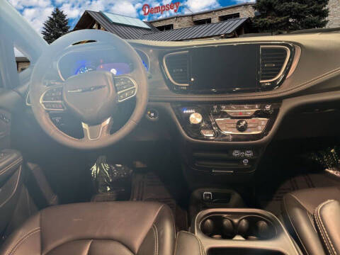 2025 Chrysler Pacifica Plug-In Hybrid Select