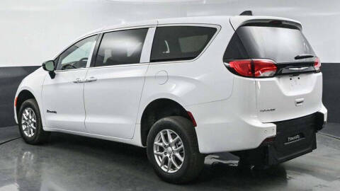 2025 Chrysler Voyager LX