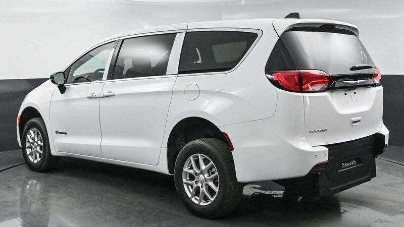 2025 Chrysler Voyager LX