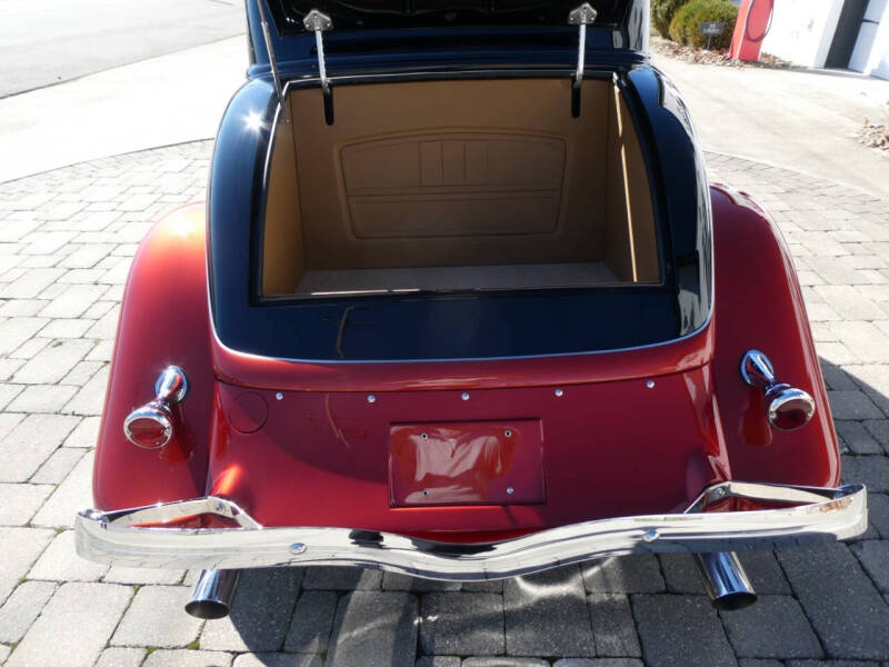 1933 Ford Custom Deluxe