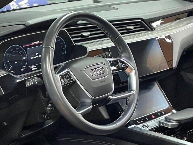 2022 Audi e-tron quattro Premium Plus