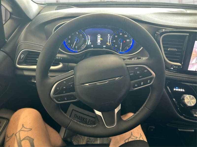 2027 Chrysler Pacifica Select