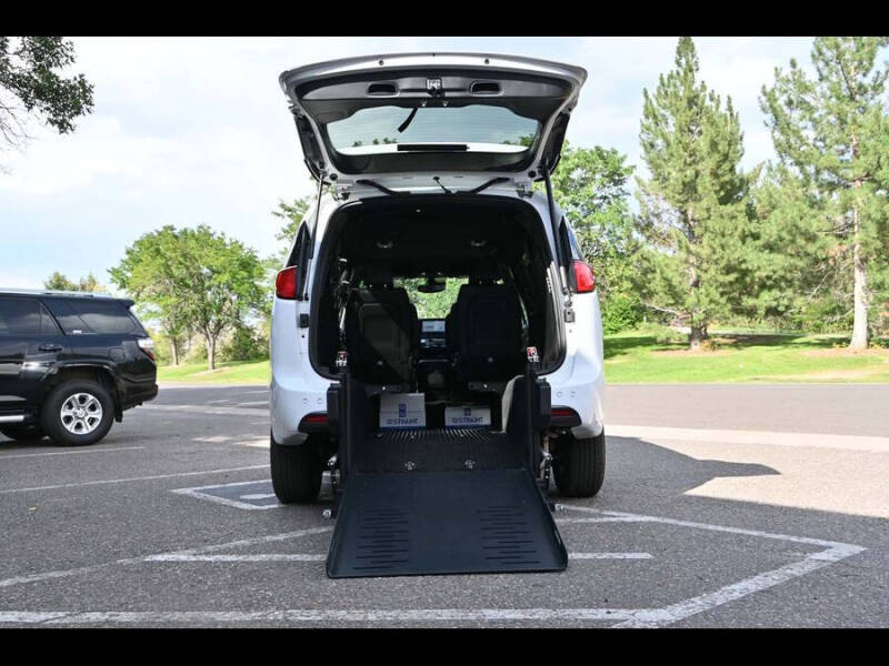 2025 Chrysler Voyager LX