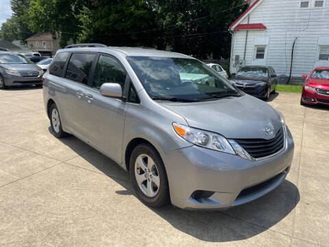 2016 Toyota Sienna LE 7-Passenger Auto Access Seat