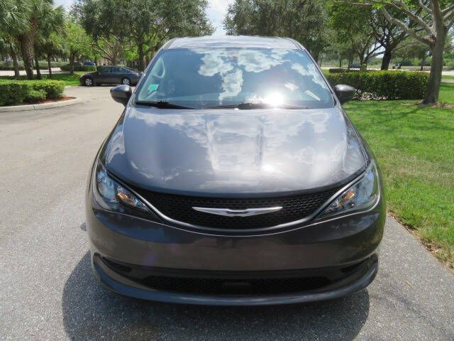 2022 Chrysler Voyager LX