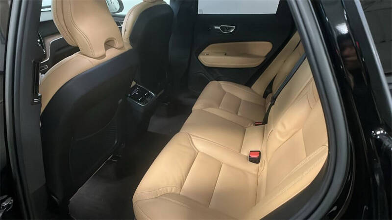 2023 Volvo XC60 B5 Ultimate Dark Theme