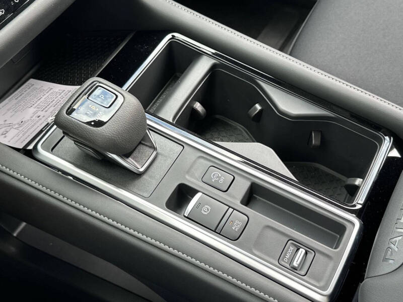 2025 Nissan Pathfinder SV