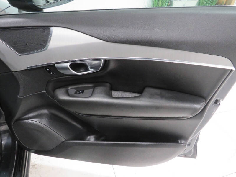 2022 Volvo XC90 T5 Momentum