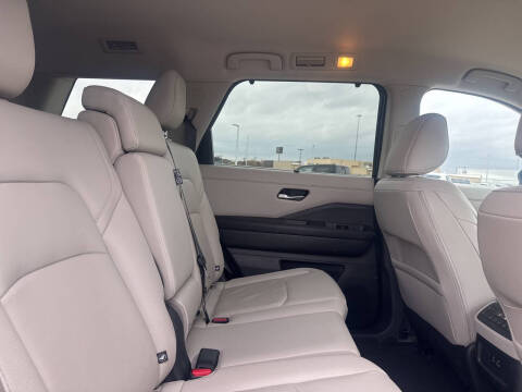 2024 Nissan Pathfinder SL