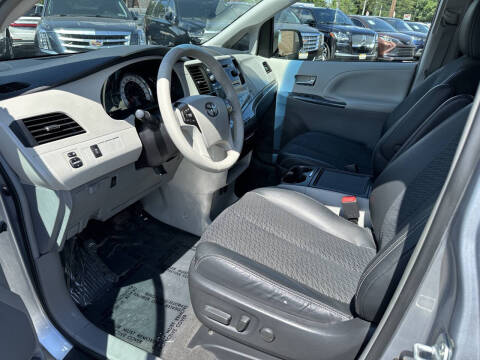 2014 Toyota Sienna SE 8-Passenger