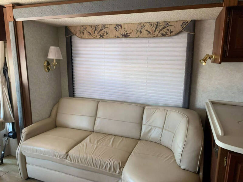 2004 Freightliner XC Chassis