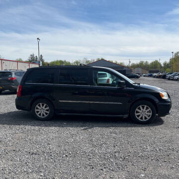 2014 Chrysler Town and Country for sale at Court House Cars, LLC in Chillicothe OH