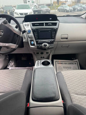 2015 Toyota Prius v Five