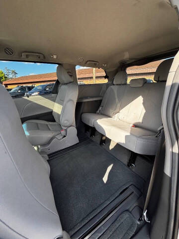2017 Toyota Sienna XLE 8-Passenger
