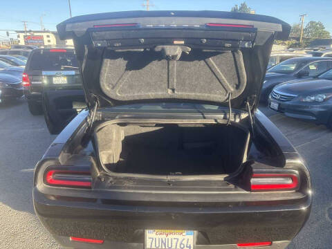 2016 Dodge Challenger SXT Plus