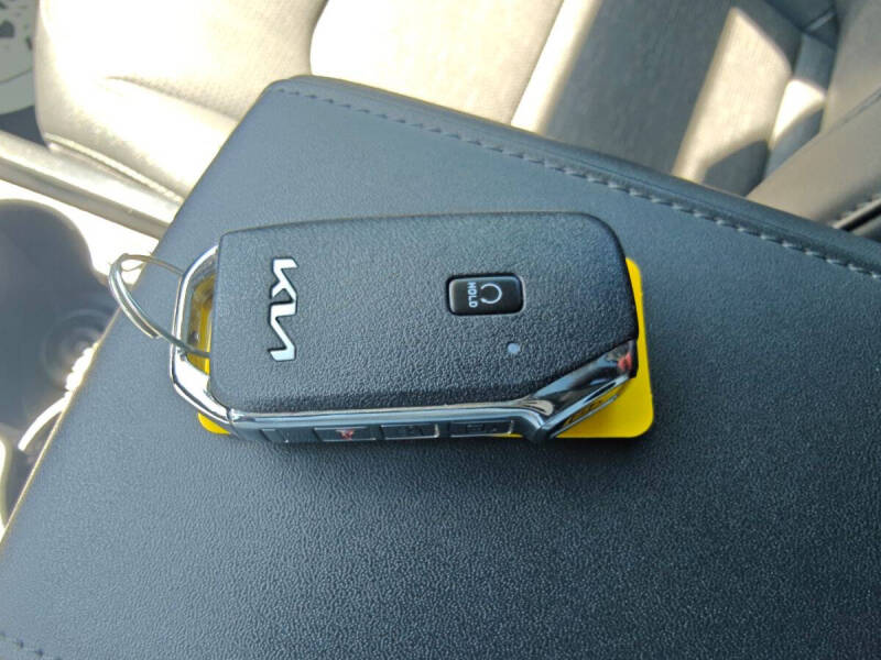 2023 Kia Niro SX