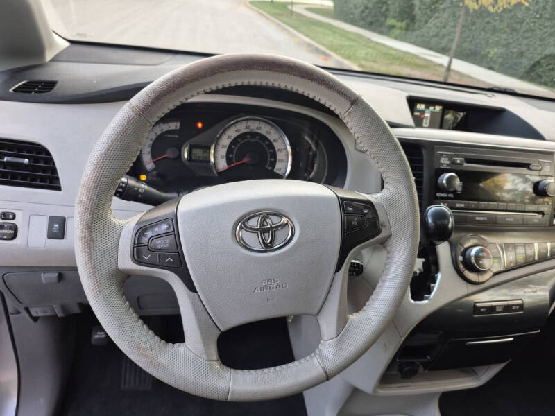 2011 Toyota Sienna SE 8-Passenger