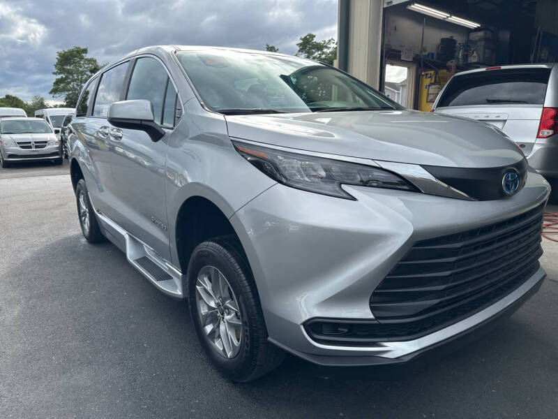 2025 Toyota Sienna LE's photo