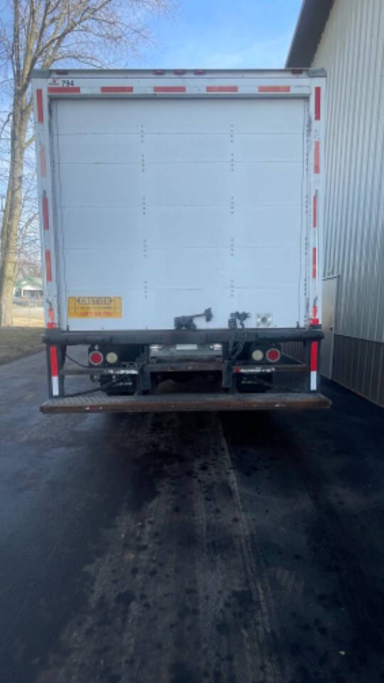 FreightlinerBOX TRUCK M28