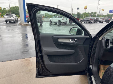 2023 Volvo XC40 B5 Plus Dark Theme