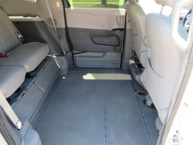 2016 Toyota Sienna LE Mobility 7-Passenger
