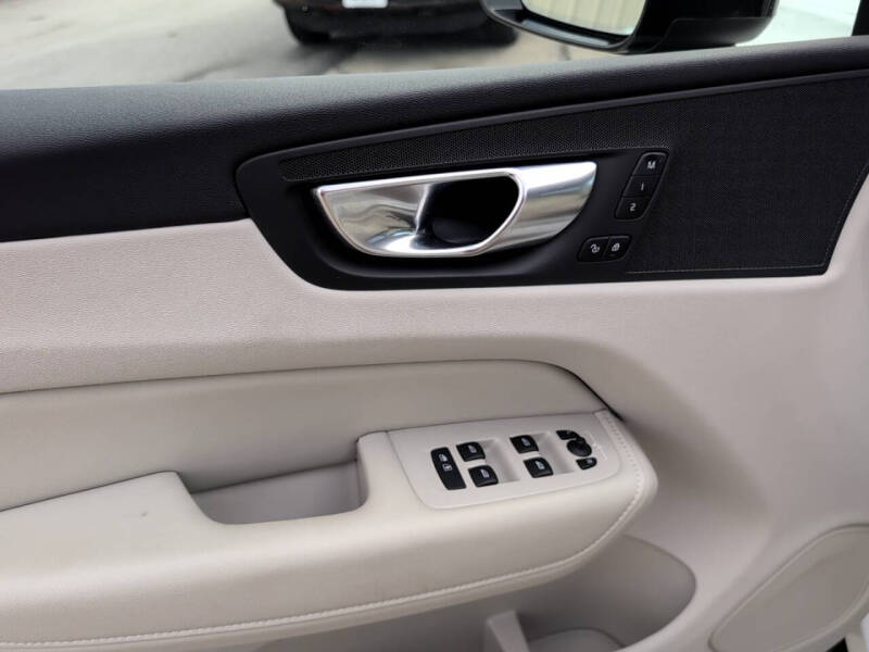 2025 Volvo XC60 T8 Plus Dark Theme