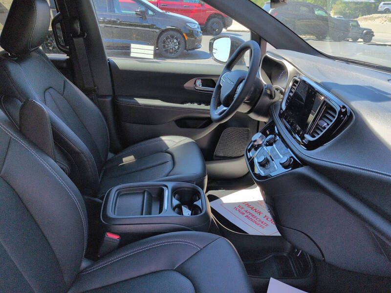 2027 Chrysler Pacifica Select