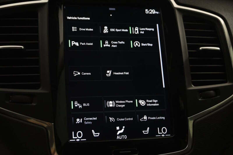 2022 Volvo XC90 T6 Momentum 7-Passenger