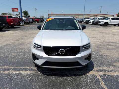 2023 Volvo XC40 B5 Plus Dark Theme