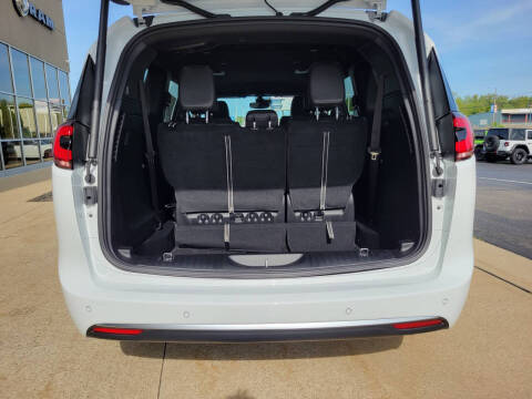 2027 Chrysler Pacifica Select