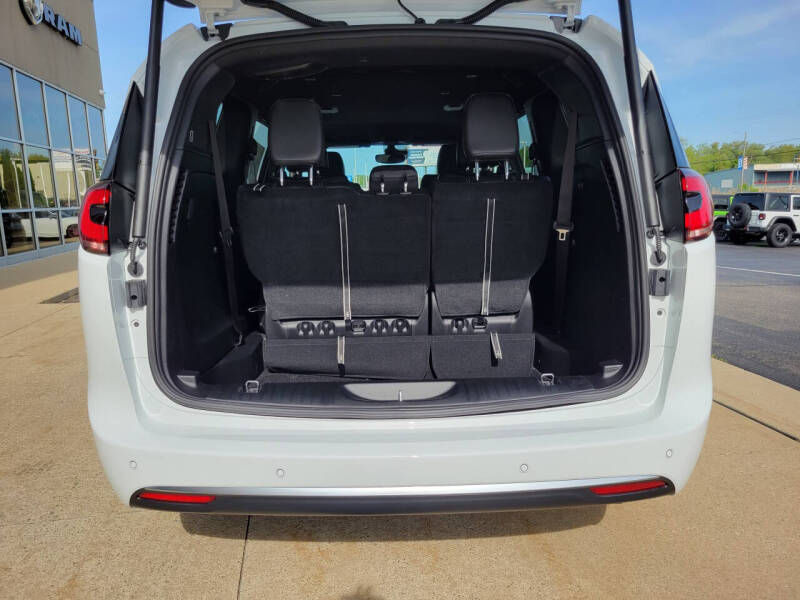 2027 Chrysler Pacifica Select