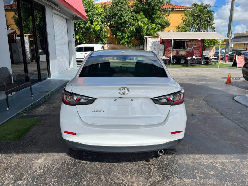 2019 Toyota Yaris LE photo 3