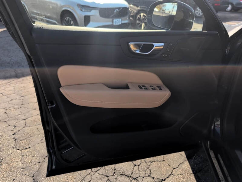 2025 Volvo XC60 B5 Ultra Dark Theme