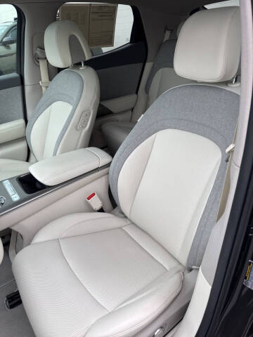 2024 Genesis GV60 Standard