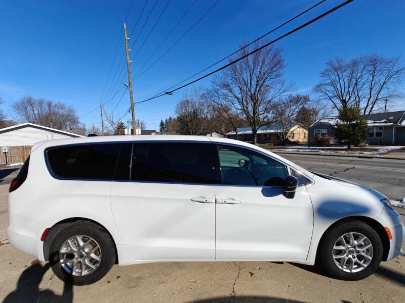 2025 Chrysler Pacifica Select