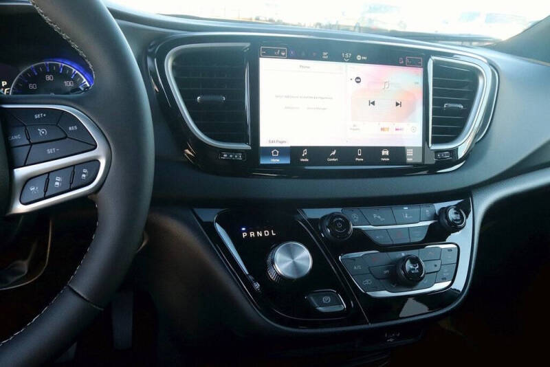 2026 Chrysler Voyager LX